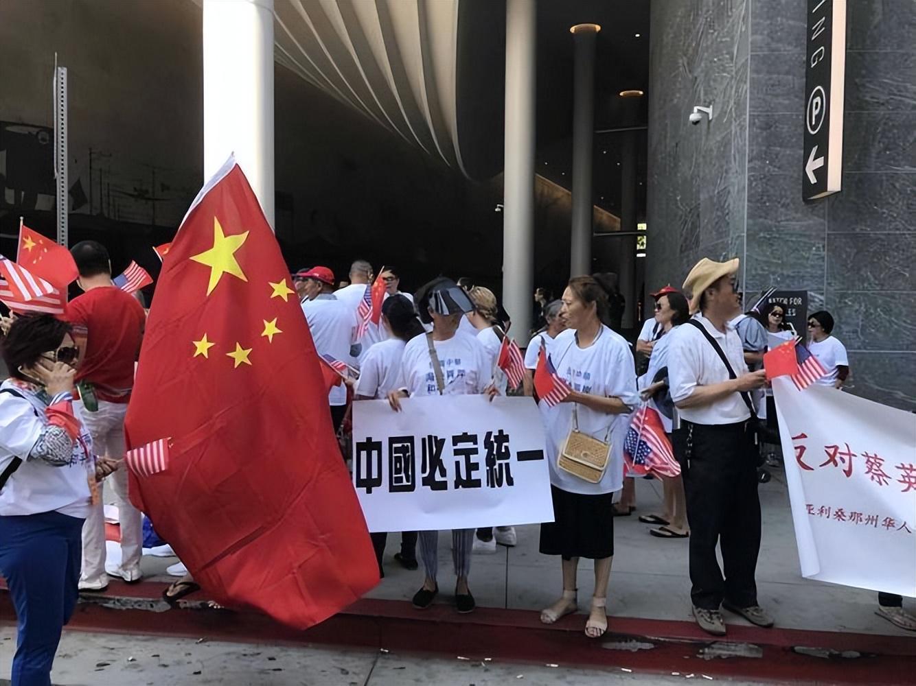 8868体育登录入口-国民党内讧,前高层冲闯党部斥责郑丽文:你不配当主席,是个卒子